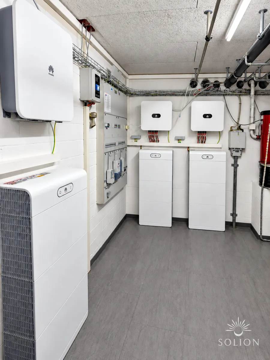 Technikraum mit Wechselrichter und Batteriespeicher, Installation von Solion