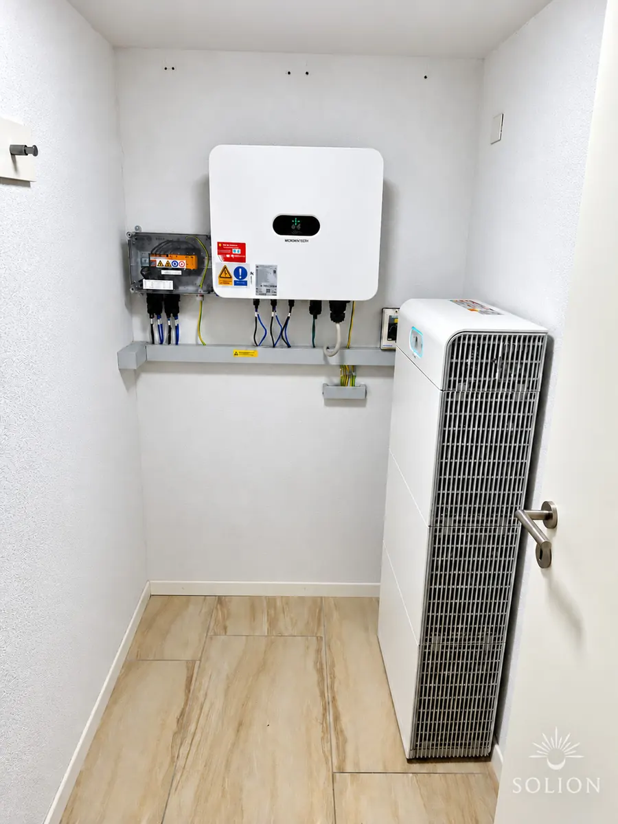 Technikraum mit Wechselrichter und Batteriespeicher, Installation von Solion