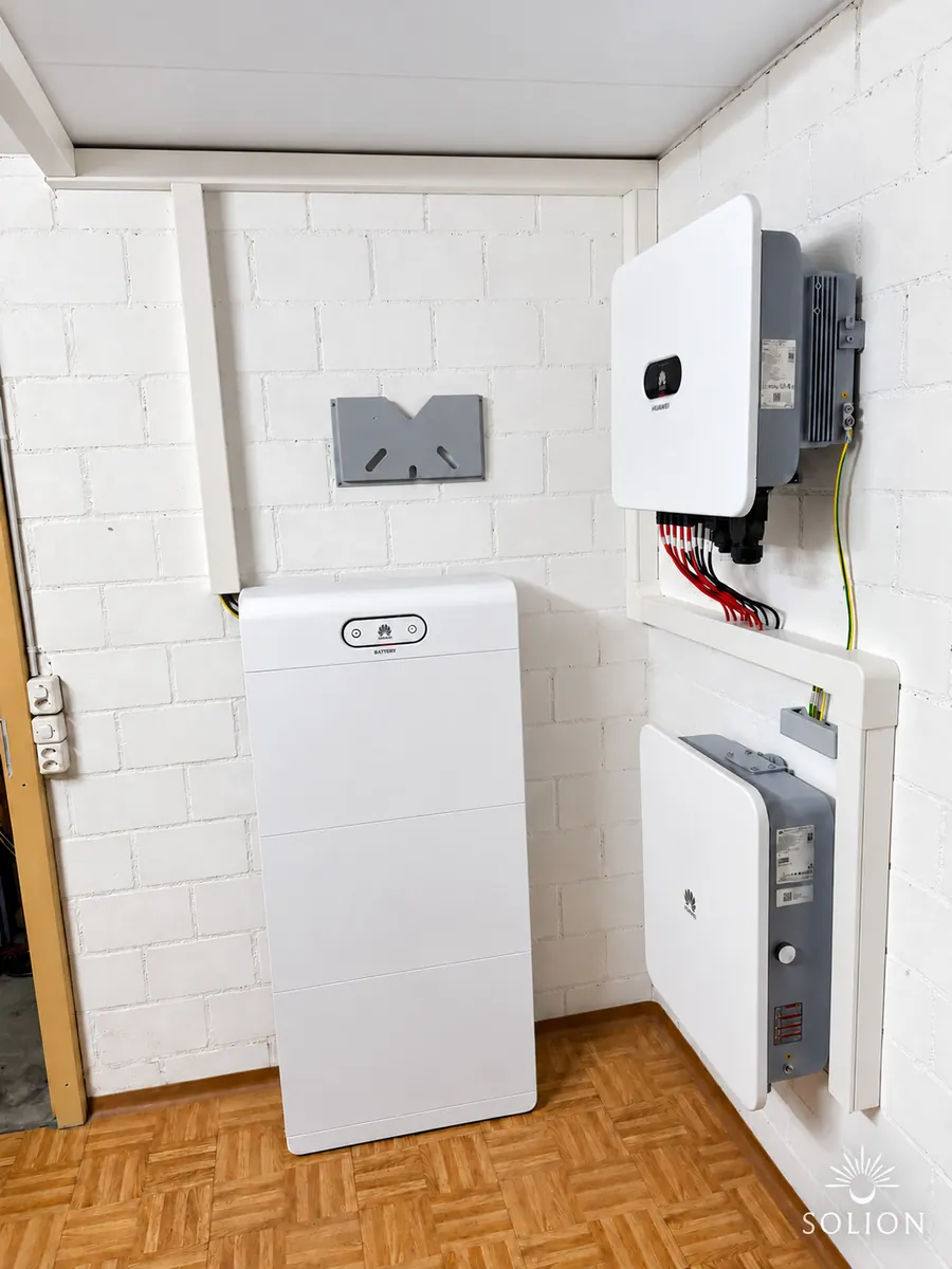 Technikraum mit Wechselrichter und Batteriespeicher, Installation von Solion