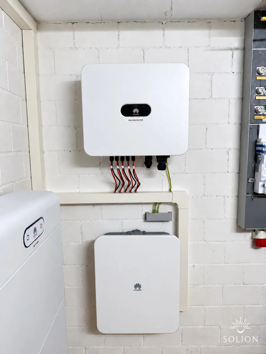 Technikraum mit Wechselrichter und Batteriespeicher, Installation von Solion