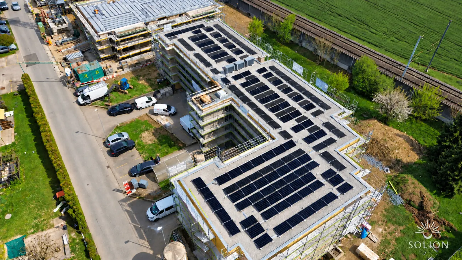Photovoltaikanlage auf einem Mehrfamilienhaus in Oensingen, Schrägansicht