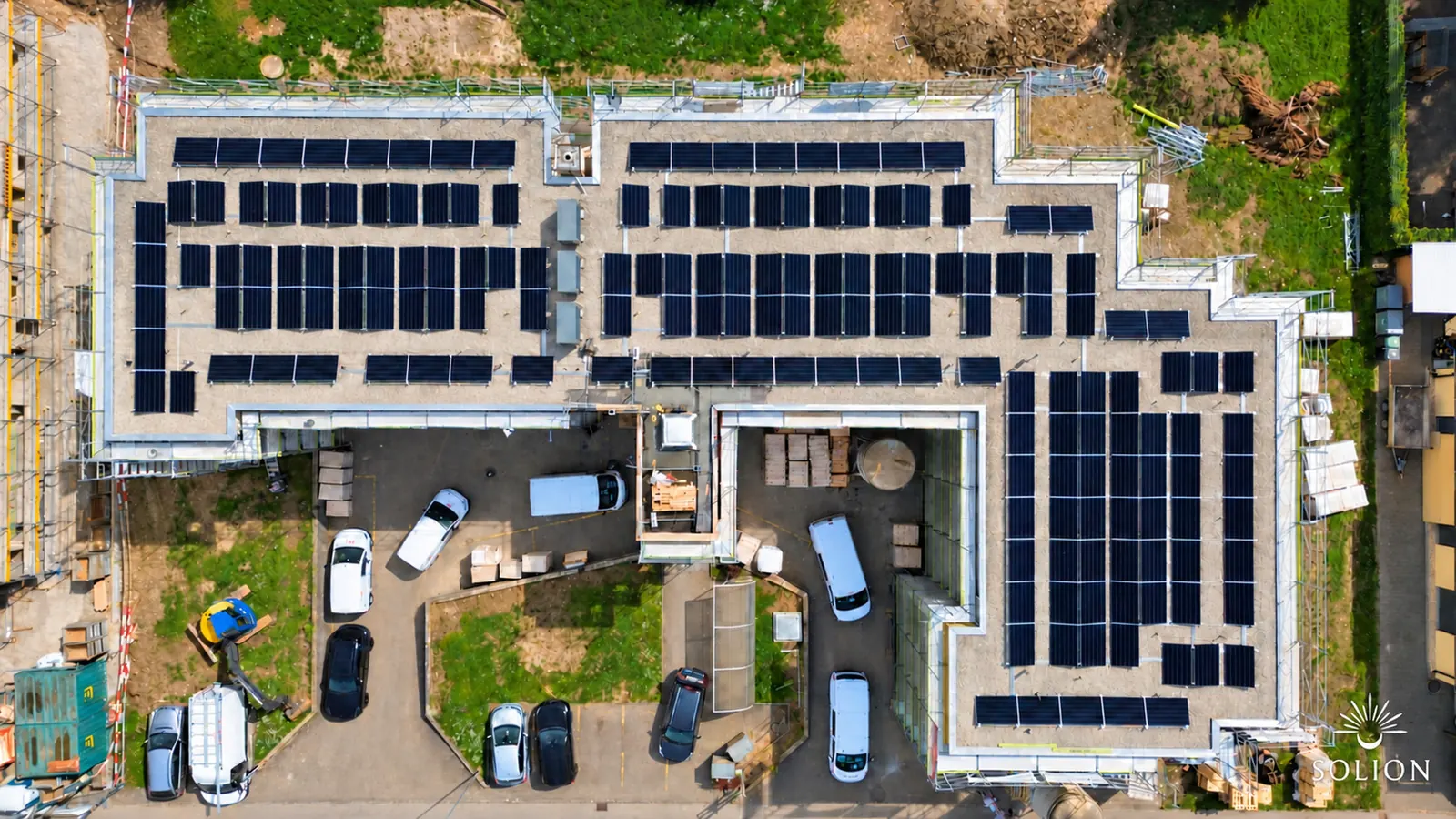 Photovoltaikanlage auf einem Mehrfamilienhaus in Oensingen, Ansicht von oben