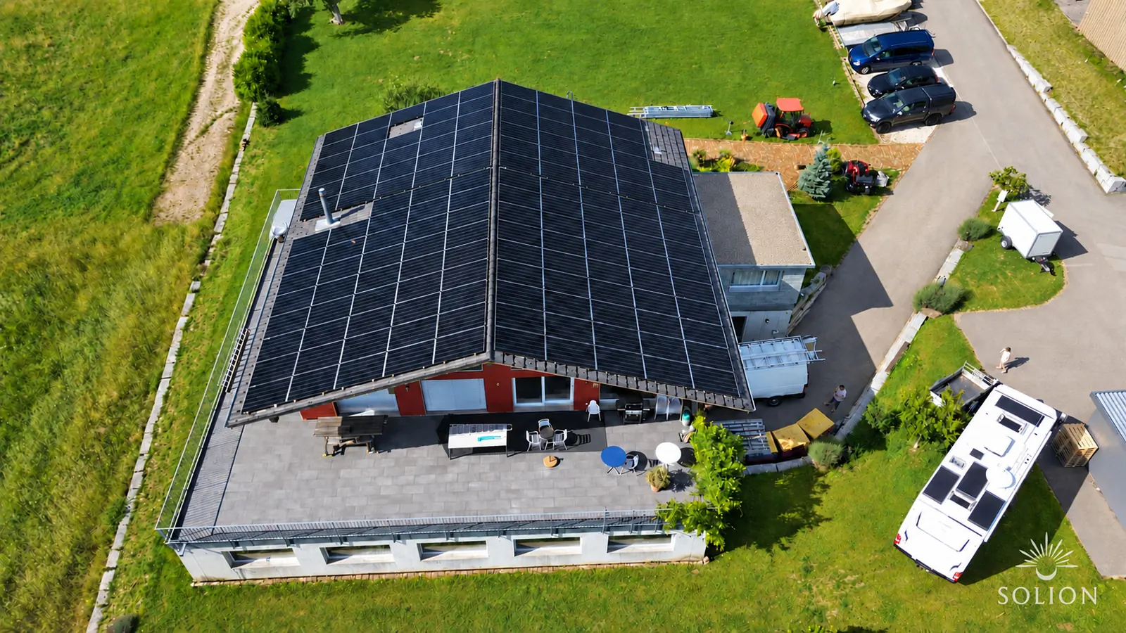 Luftaufnahme einer Photovoltaikanlage auf einem geneigten Dach