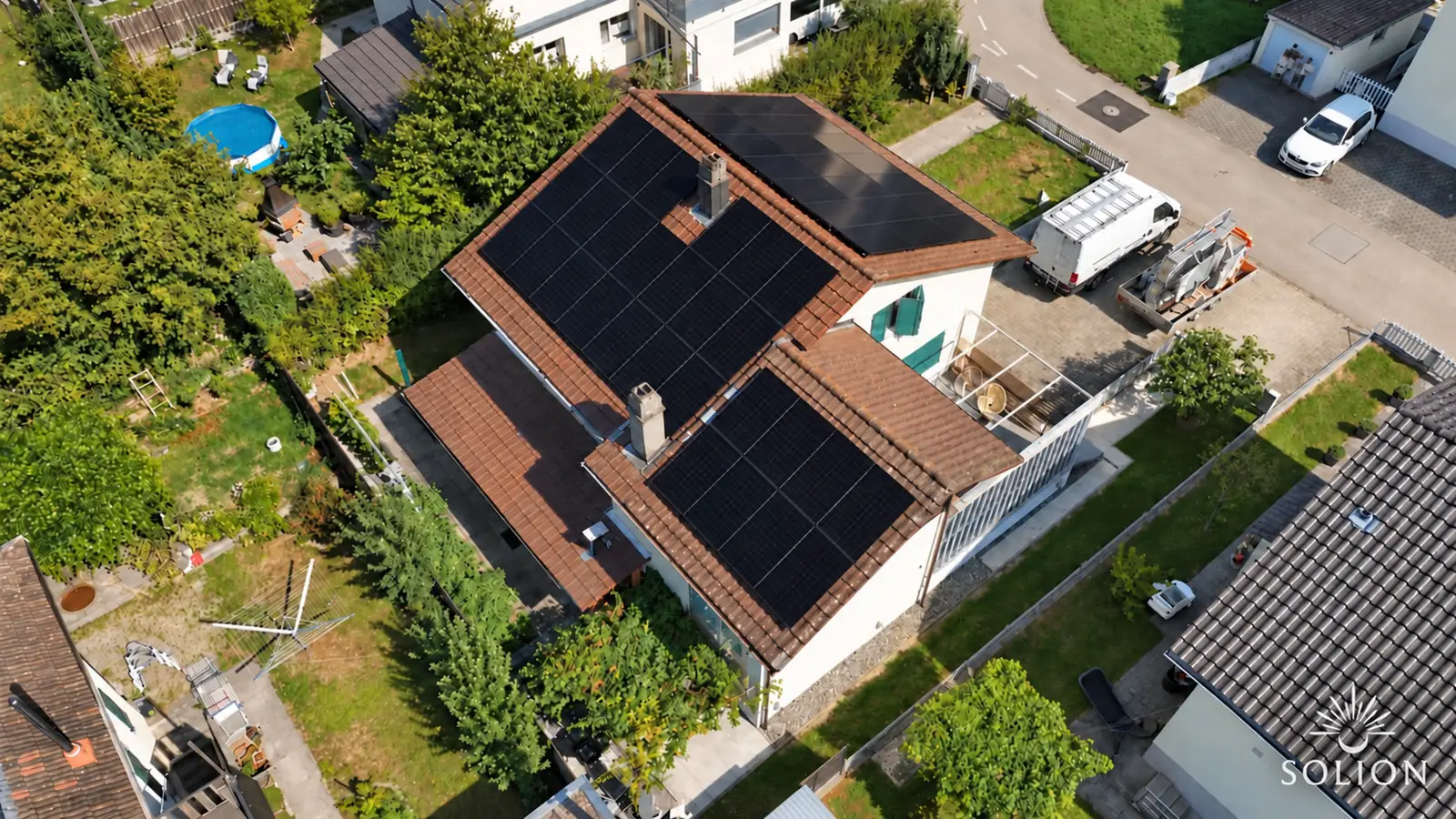 Luftaufnahme einer Photovoltaikanlage von Solion auf einem Wohnhaus