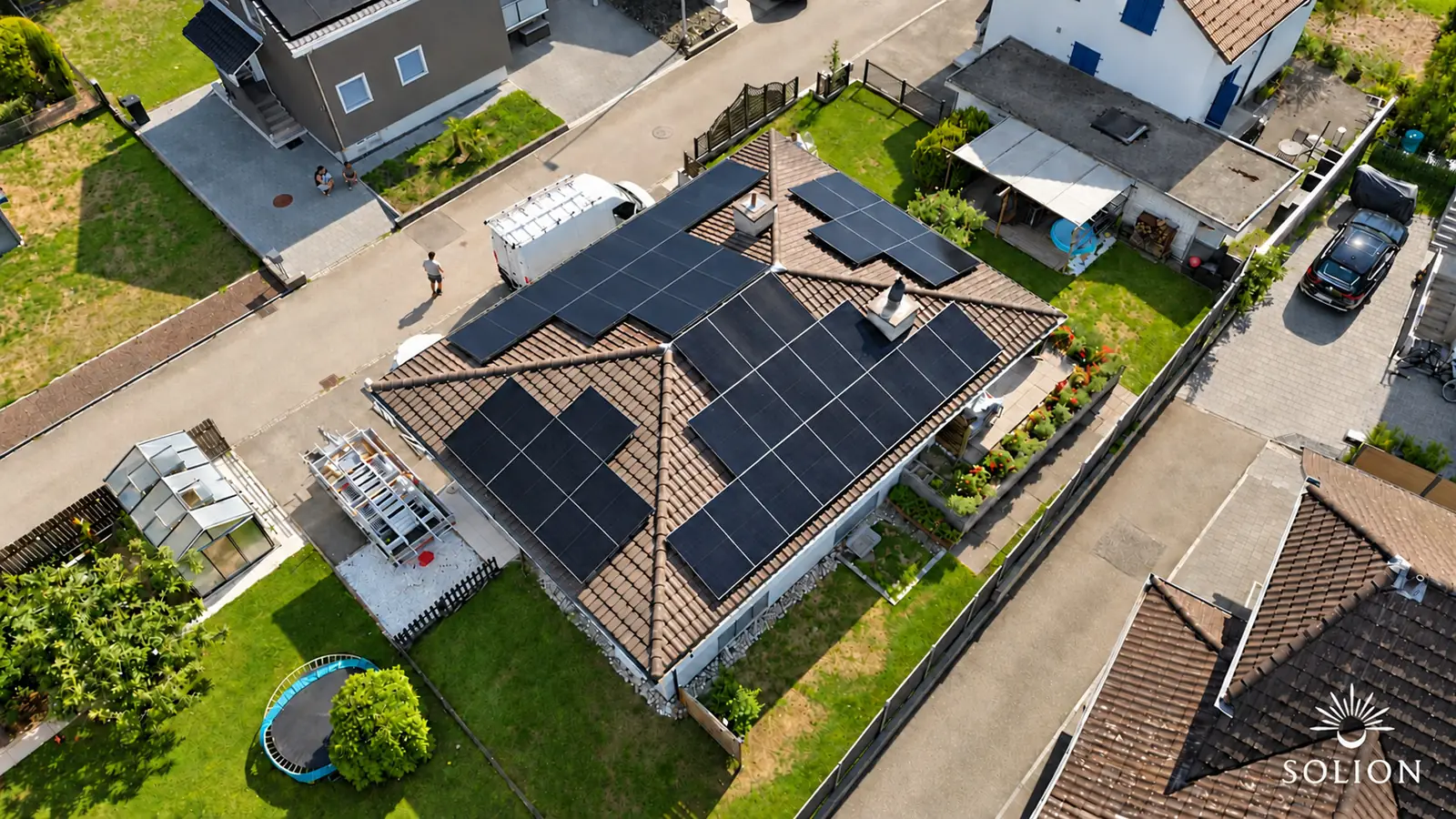 Luftaufnahme einer Photovoltaikanlage von Solion auf einem Wohngebäude