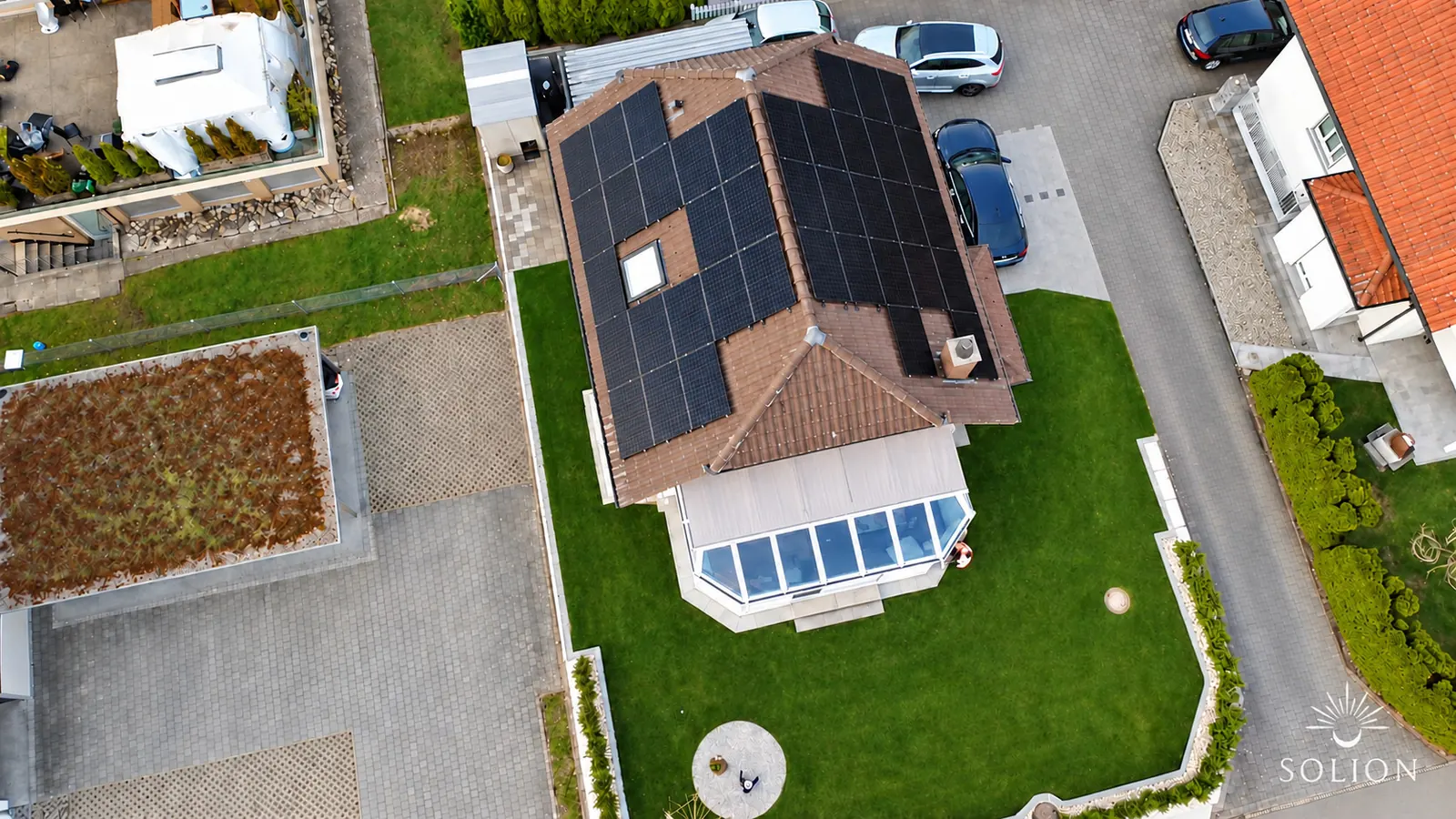 Luftaufnahme einer Photovoltaikanlage von Solion auf einem Einfamilienhaus