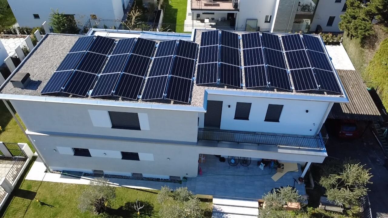 Photovoltaikanlage auf einem Flachdach in Widen
