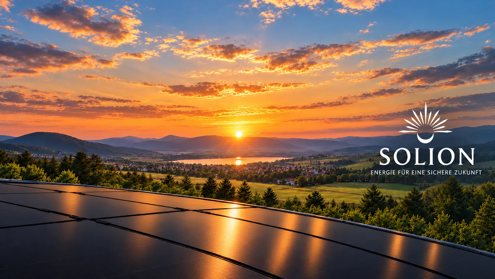 Abendstimmung über einer Solaranlage mit Blick über eine Mittelland-Landschaft, Solion-Bildmotiv